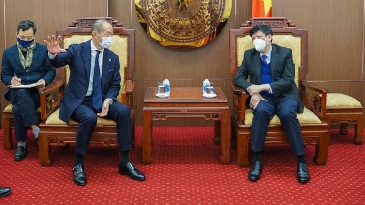 Le ministre vietnamien de la Santé, Nguyên Thanh Long (à droite) et Takeshi Kasai, directeur régional de l’OMS pour le Pacifique occidental. Photo : VOV.