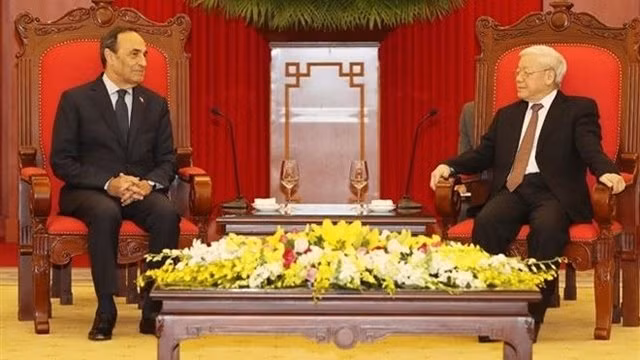 Le Secrétaire général du PCV, Nguyên Phu Trong (à droite) et le Président de la Chambre des représentants du Maroc, Habib El Malki, le 19 décembre à Hanoi. Photo : VNA.