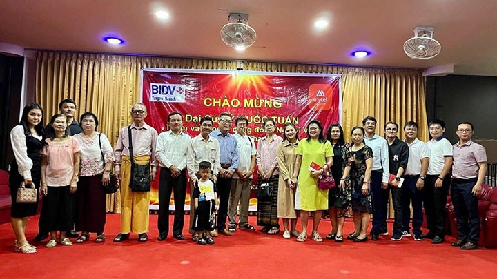 L’ambassadeur Ly Quôc Tuân rend visite à la communauté vietnamienne dans l’État Shan au Myanmar. Photo : baoquocte.vn