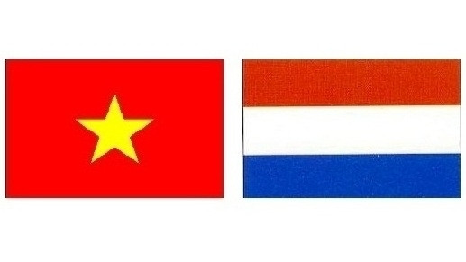Les drapeaux du Vietnam et des Pays-Bas. Photo: NDEL.