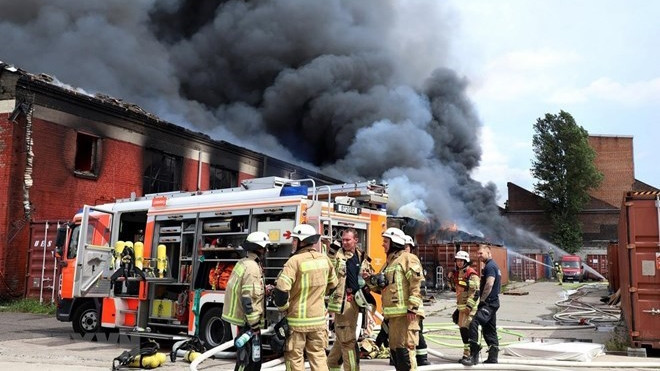 Les pompiers sont venus en nombre pour circonscrire le sinistre. Photo : VNA.