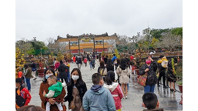 Les visiteurs aux vestiges de Huê à l'occasion du Têt traditionnel du Tigre. Photo : Service du Tourisme de Huê.