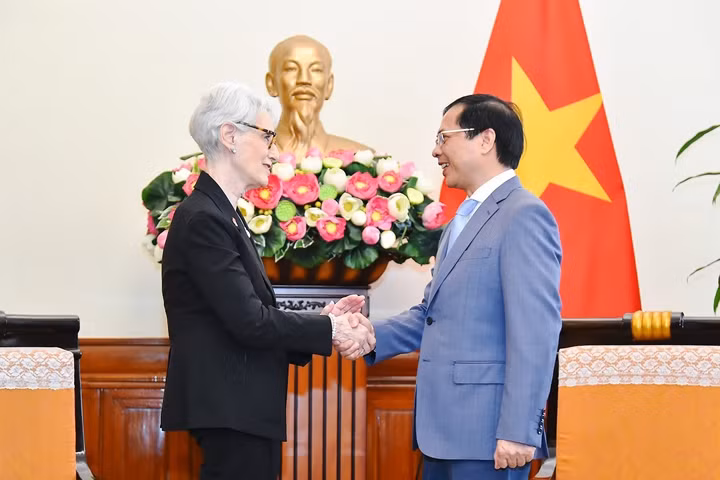 Le ministre des Affaires étrangères Bùi Thanh Son et la sous-secrétaire d'État américaine Wendy Sherman. Photo: thoidai.