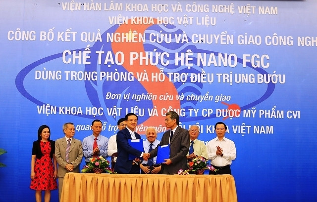 L’Académie des Sciences et des Technologies du Vietnam transfert la nanotechnologie du complexe Nano FGC à la compagnie par actions de pharmacie et de produits cosmétiques CVI. Photo : NDEL