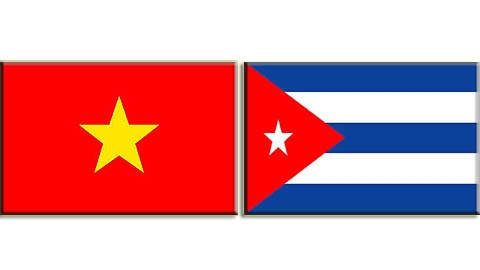 Les drapeaux du Vietnam et de Cuba. Photo: NDEL.