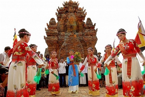 Des filles Cham en costume traditionnel à la fête Katé. Photo: Archives/CVN.
