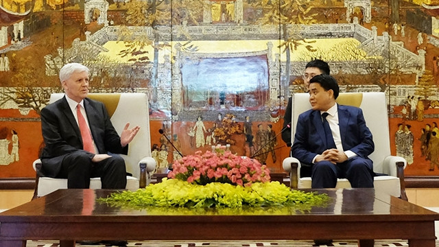 Le président du Comité populaire de la ville de Hanoi, Nguyên Duc Chung et le directeur national de la BAD au Vietnam, Eric Sidgwick. Photo : hanoimoi.com.vn.