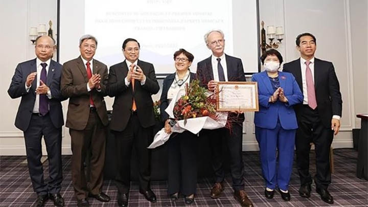 Le Premier ministre Pham Minh Chinh (3e de gauche) rencontre des médecins et experts médicaux franco-vietnamiens. Photo : VNA.
