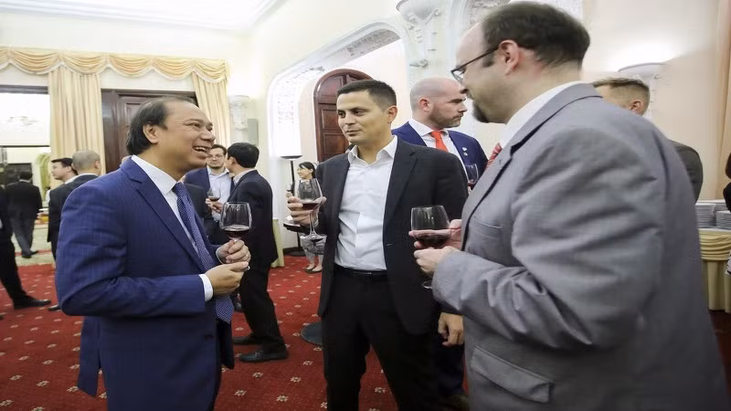 Le vice-ministre des AE Nguyên Quôc Dung (à gauche) lors de la rencontre avec les représentants des agences de presse étrangères, el 19 décembre à Hanoi. Photo : VOV.