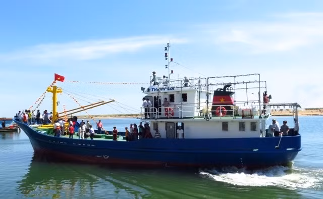 Le bateau à coq en acier a été remis à Truong Van Công, pêcheur de la commune de Hoà Hiêp Nam. Photo: NDEL.