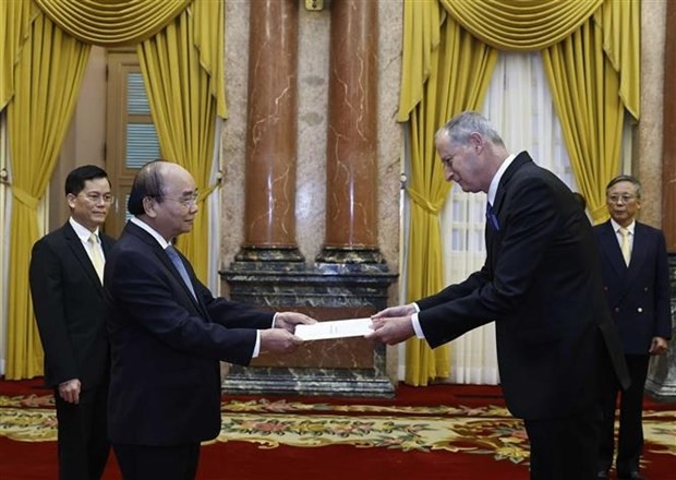 L’ambassadeur israélien, Yaron Mayer, présente ses lettres de créance au Président vietnamien, Nguyên Xuân Phuc. Photo : VNA.