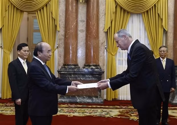 L’ambassadeur israélien, Yaron Mayer, présente ses lettres de créance au Président vietnamien, Nguyên Xuân Phuc. Photo : VNA.