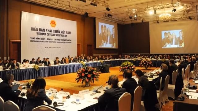 Le Forum du développement du Vietnam 2017 ayant pour thème « Élever la productivité - levier du développement durable », le 13 décembre, à Hanoï. Photo : Trân Hai/NDEL.