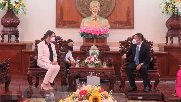 Le vice-président du Comité populaire de la ville de Cân Tho, Nguyên Thuc Hiên et la consule générale de France à Hô Chi Minh-Ville, Emmanuelle Pavillon-Grosser, à Cân Tho, le 15 mars. Photo : VNA.