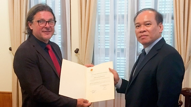 Cérémonie de remise de l’exequatur au consul honoraire serbe à HCM-Ville, Dragan Mladenovic (à gauche). Photo : BQT.
