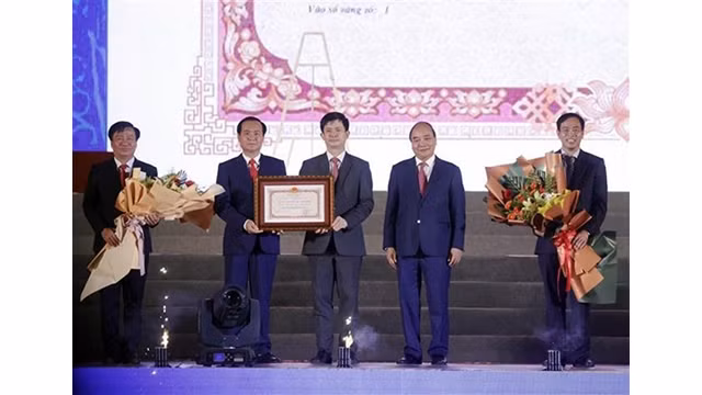 Le Président Nguyên Xuân Phuc (2e à partir de la droite) lors de la cérémonie. Photo : VNA.