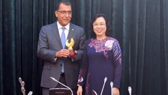 Ngô Thi Thanh Hang (à droite), secrétaire adjointe permanente du Comité du Parti communiste du Vietnam pour Hanoi reçoit Jaime Andrés Chomali Garib, ambassadeur du Chili au Vietnam. Photo : hanoimoi.com.vn