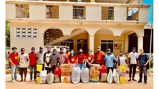 L'Association des Femmes vietnamiennes en Tanzanie organise un voyage de charité, offrant des cadeaux à Chanika Children's Home. Photo : thoidai.com.vn