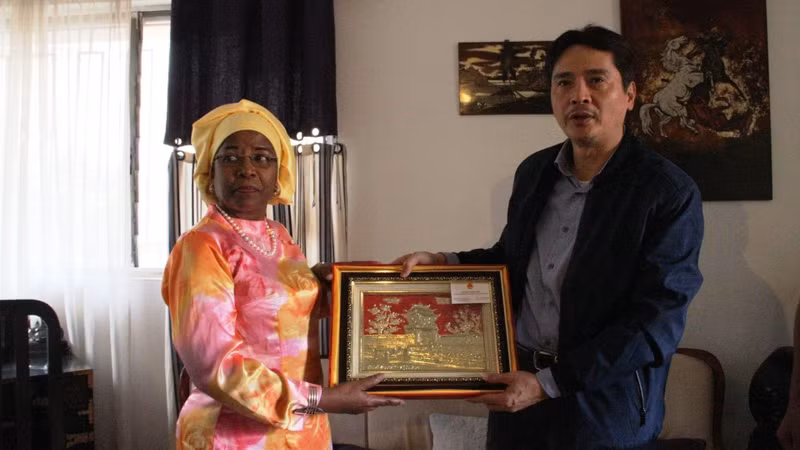 L’ambassadeur vietnamien en Algérie et au Sénégal, Nguyên Thành Vinh (à droite), offre un cadeau à la présidente de l’Association des Sénégalais d’origine vietnamienne. Photo : baoquocte.vn