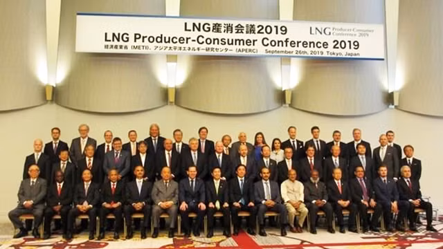 Les participants posent pour une photo de groupe. Photo : VNA