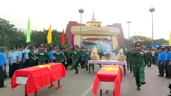 Cérémonie de commémoration et d’inhumation des restes de 37 soldats volontaires vietnamiens tombés au Laos, le 12 mai, à Quang Tri. Photo: laodong.com.vn.
