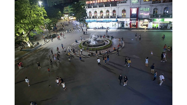 La place de Dông Kinh Nghia Thuc dans la zone piétonne de la zone du lac de Hoàn Kiêm. Photo : VNA.
