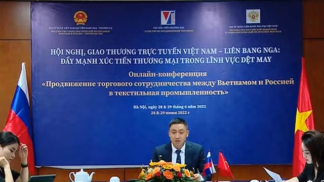 Le conseiller commercial du Vietnam en Fédération de Russie, Duong Hoàng Minh, s'exprime lors de l'événement. Photo : congthuong.vn