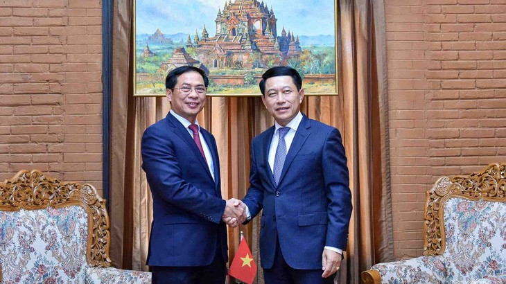 Le ministre vietnamien des AE, Bùi Thanh Son (à gauche) et le Vice-Premier ministre et ministre laotien des AE, Saleumxay Kommasith. Photo : VOV.