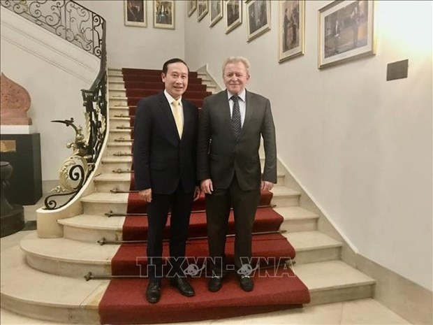 L'ambassadeur, chef de la mission vietnamienne auprès de l'UE, Nguyên Van Thao (à gauche) et Janusz Wojciechowski, haut-commissaire à l'agriculture de l'UE. Photo : VNA.