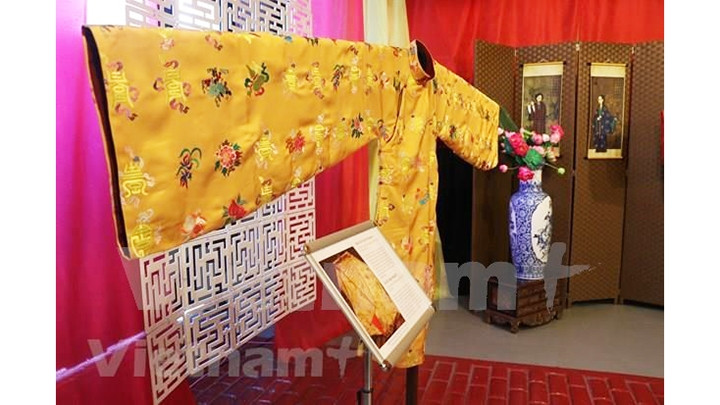 Une tenue royale présentée à l’exposition. Photo : VNA.
