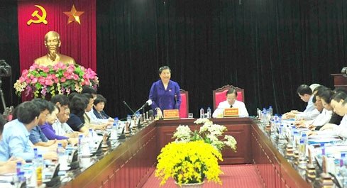 La Vice-Présidente de l’AN vietnamienne, Tong Thi Phong, a travaillé, dimanche, avec les autorités de la province de Son La. Photo: daibieunhandan.