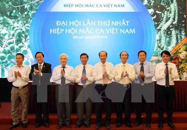 Huit des treize membres du comité exécutif de l'Association du Macadamia du Vietnam. Photo: VNA.