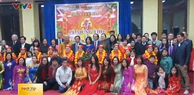 La cérémonie de longévité pour les personnes âgées vietnamiennes en Hongrie. Photo: VTV.