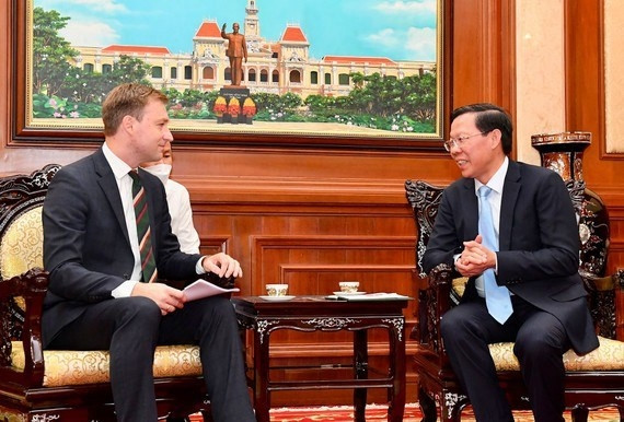 Le président du Comité populaire de Hô Chi Minh-Ville, Phan Van Mai, reçoit le consul général de Biélorussie, Ruslan Varankou, Photo : VNA.