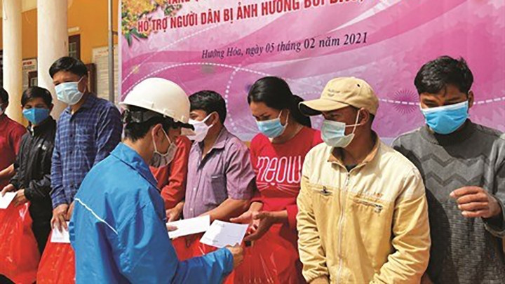 Remise des dons de l’UGVR aux habitants du district de Huong Hoa, province de Quang Tri (au Centre du Vietnam). Photo : CVN.