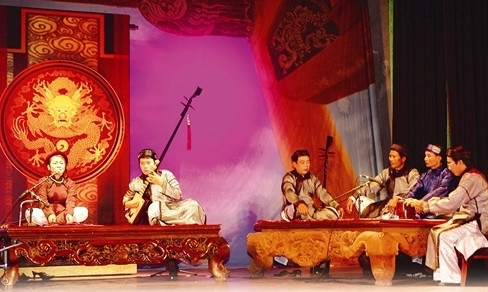 Un numéro présenté par la famille de l’artiste Pham Tai Khoan, venue de la province centrale de Nghê An, lors du Festival national de ca trù en 2011. Photo : Canh Yên/VNA/CVN