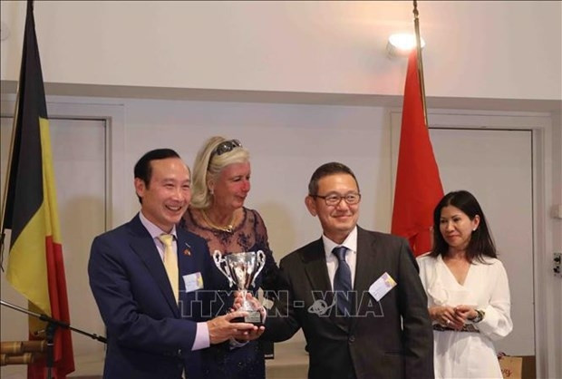 Remise de la coupe du tournoi de golf Vietnam Ambassador’s Cup 2022. Photo: VNA