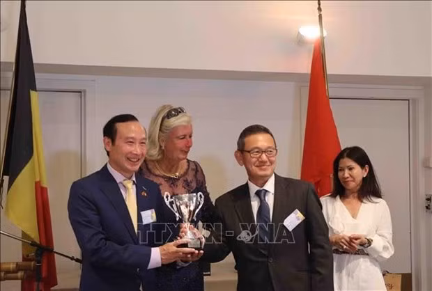 Remise de la coupe du tournoi de golf Vietnam Ambassador’s Cup 2022. Photo: VNA