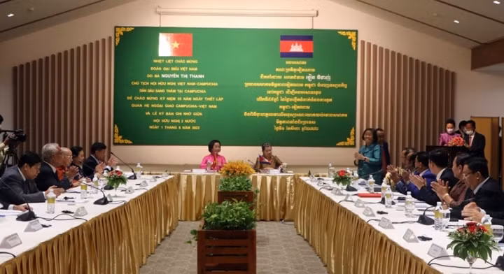 La vice-première ministre cambodgienne, Men Sam An, reçoit Nguyên Thi Thanh, la présidente de l'Association d'Amitié Vietnam - Cambodge. Photo : VOV.