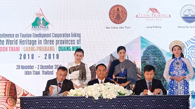 Les représentants des trois provinces signent le programme de coopération pour le développement du tourisme. Photo : quangninh.gov