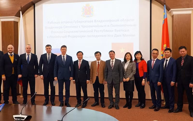 La délégation vietnamienne prend une photo de souvenir avec le gouverneur de la province russe de Vladimir. Photo : NDEL.