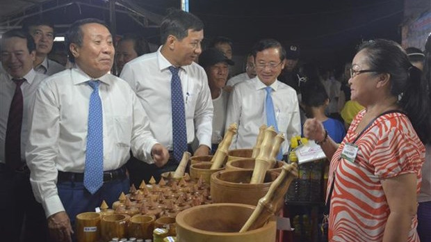Des visiteurs à la foire. Photo : VNA.