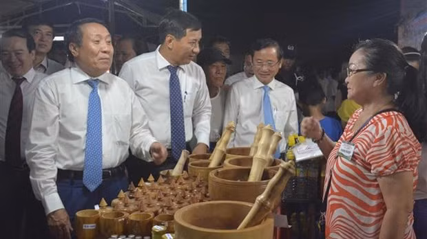 Des visiteurs à la foire. Photo : VNA.