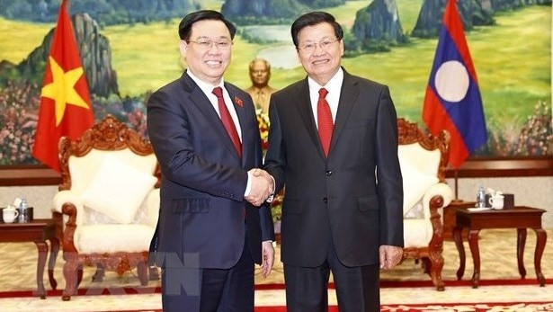 Le président de l'AN Vuong Dinh Hue (gauche) et le secrétaire général, président du Laos Thongloun Sisoulith. Photo : VNA