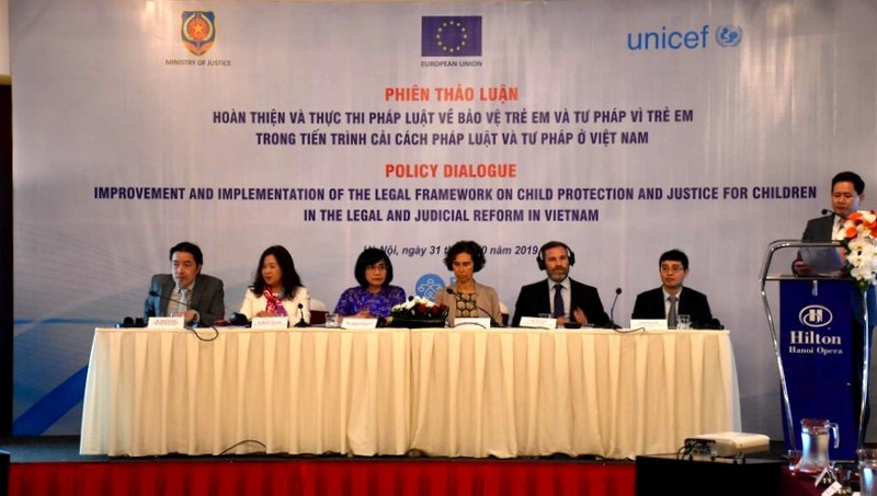 La session de discussion « Finalisation et application des lois sur la protection des enfants dans le processus de réforme du droit et de la justice du Vietnam ». Photo : Baophapluat.