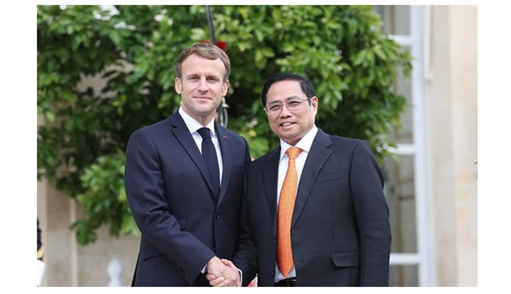Le Premier ministre Pham Minh Chinh (droite) et le président français Emmanuel Macron. Photo : VNA.