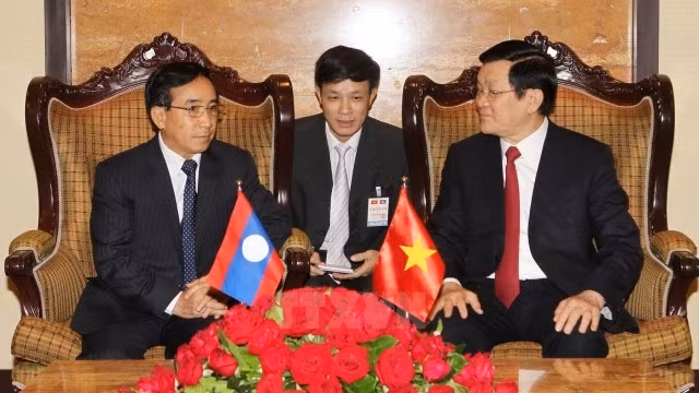 Le Président du Vietnam, Truong Tân Sang (à droite) s'entretient avec Phankham Viphavanh, vice-premier ministre, ministre laotien de l’Éducation et des Sport, également président de l’Association d’Amitié Laos - Vietnam. Photo: VNA.