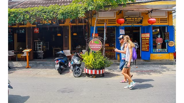 Des visiteurs à Hôi An. Photo : VOV.