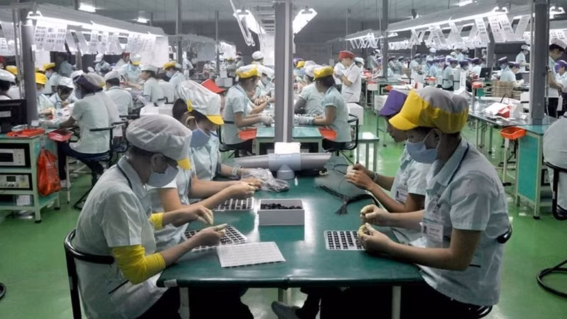 Dans l'usine de téléphones de Samsung au Vietnam. Photo : thegioididong.com.