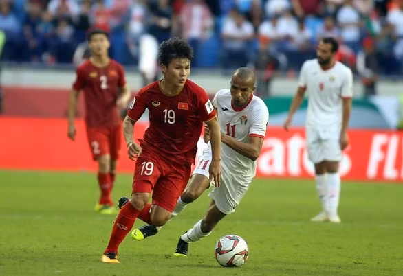 Le joueur vietnamien Nguyên Quang Hai (maillot rouge). Photo : tuoitrenews.vn.